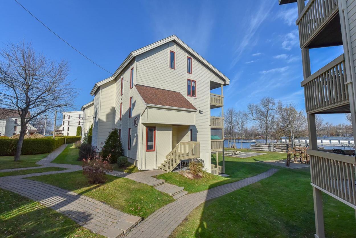 Magog Waterfront Condo Экстерьер фото